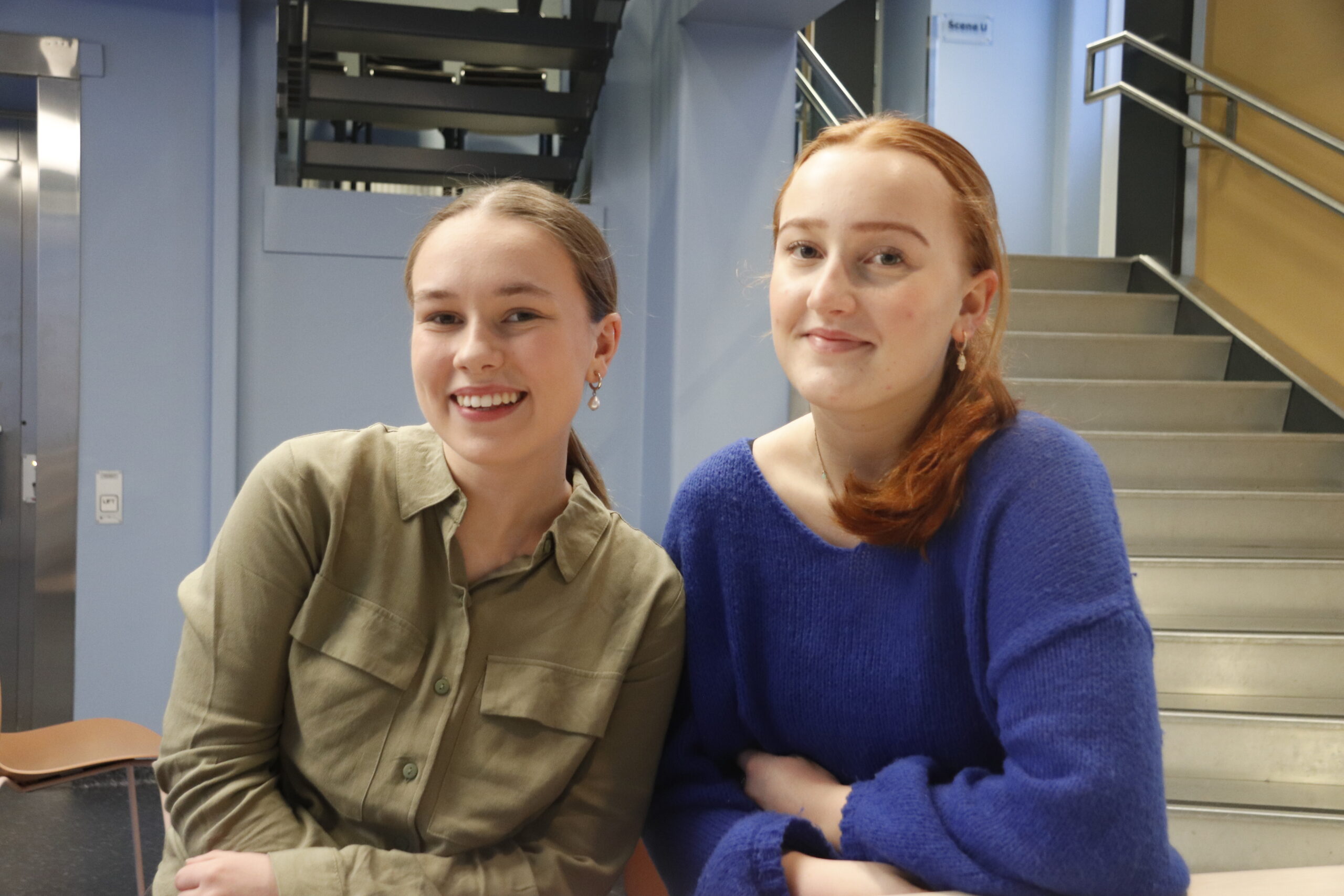 Nora Sund (t.v) og Sara Hyttebakken trives godt med teater, og har alle ambisjoner om å fortsette med det.