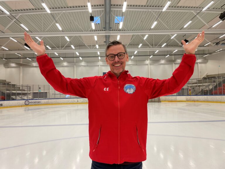 Daglig leder i KIL ishockey, Jan Christer Eriksson, håper på full stue under toppoppgjøret.