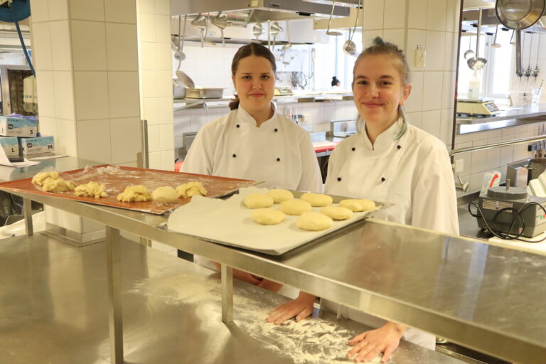 Her er noen av elevene fra helse og oppvekstfag som skal spille teater for store og små på åpen skoledag. Øverst fra venstre: Tiril Sternberg, Ingrid Stensby , Madeleine, Victoria Danielsen, Theodor Hulaas Åslie, Madelen Velten, Elin Kristin Rønning, Julie Haug Ruud, Kristine Gammeltorp Larsen