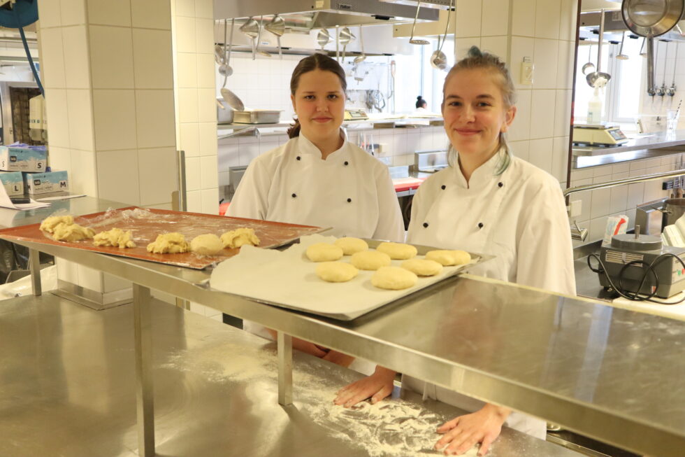 Her er noen av elevene fra helse og oppvekstfag som skal spille teater for store og små på åpen skoledag. Øverst fra venstre: Tiril Sternberg, Ingrid Stensby , Madeleine, Victoria Danielsen, Theodor Hulaas Åslie, Madelen Velten, Elin Kristin Rønning, Julie Haug Ruud, Kristine Gammeltorp Larsen