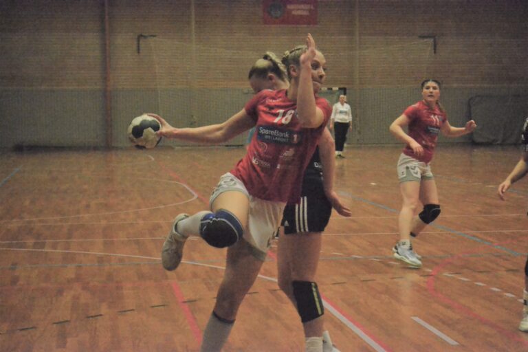 Anette Kirkeby og resten av KILs håndballdamer kan konstatere at de har like mange poeng som serielederen før helgens siste kamp.