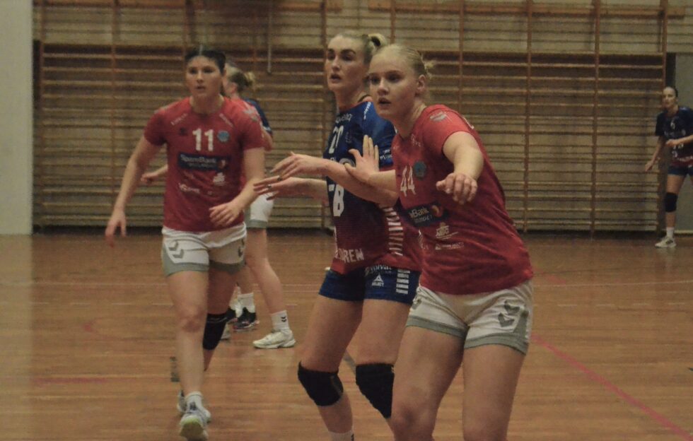 Mali Haldorsson og KILs håndballdamer lånte tabelltoppen et par timer, men er fornøyde med to sire av to mulige denne helga. I bakgrunn Leah Lægreid Nordnes