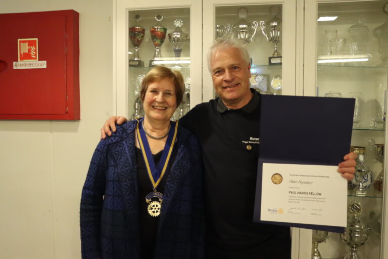 Olav Nysæter er nå en Paul Harris Fellow. Det utmerkelsen fikk han av distriktsguvernør Gunhild Aalstad.