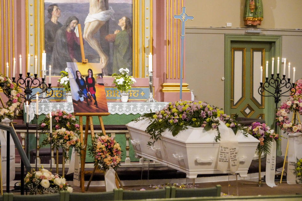 Tvillingene Mina Alexandra og Mille Andrea Hjalmarsen, som ble funnet døde av overdose i Spydeberg 8. januar, gravlegges fra Askim kirke onsdag