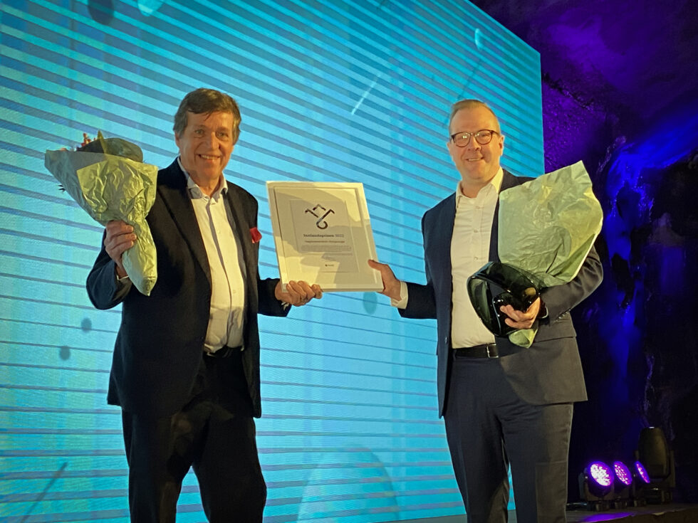 Styreleder Frank Larsen og daglig leder Vegard Herlyng mottok Innlandsprisen 2022 onsdag.