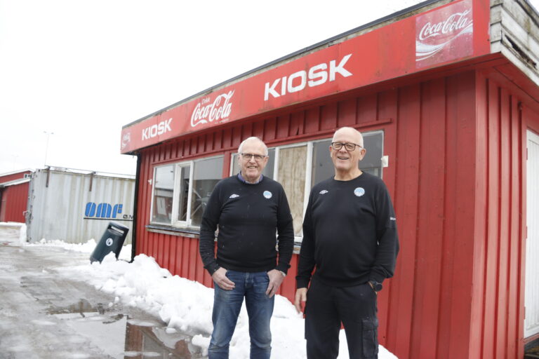 Arnfinn Bekkåsen (t.v) og Magne Sandstad i Seniorgruppa synes det er greit å ha noe å fylle dagene med.