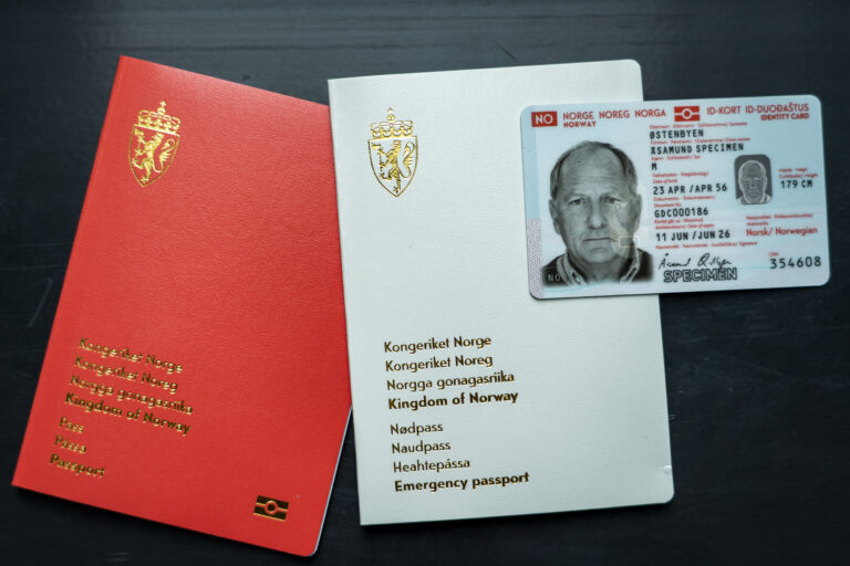 Illustrasjonsbilde av norske nasjonale pass og id-kort. Alle pass bortsett fra nødpass er biometriske. • Ordinært pass (rødt) med dokumentnumre som begynner med C.• Nødpass (hvitt) med dokumentnumre som begynner med K. Nasjonalt ID-kort med reiserett.
