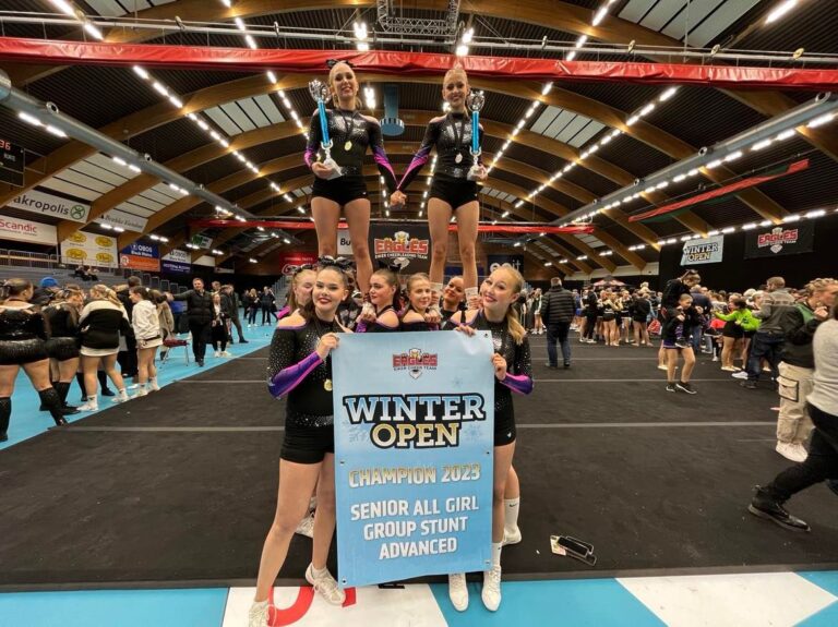 Crystals Cheerteam gjorde det skarpt i Drammen. På bildet: Sofie Jaatun, Cecilie Johnsrud, Malak Jalal, Hedda Eidsmo Sand, Celina Stenshol, Delia Enersen-Kjær, Maria Øygaard Poptamas, Ida Camilla Myhre, Sanna Ulfsbøl og Tuva Nordfjeld.