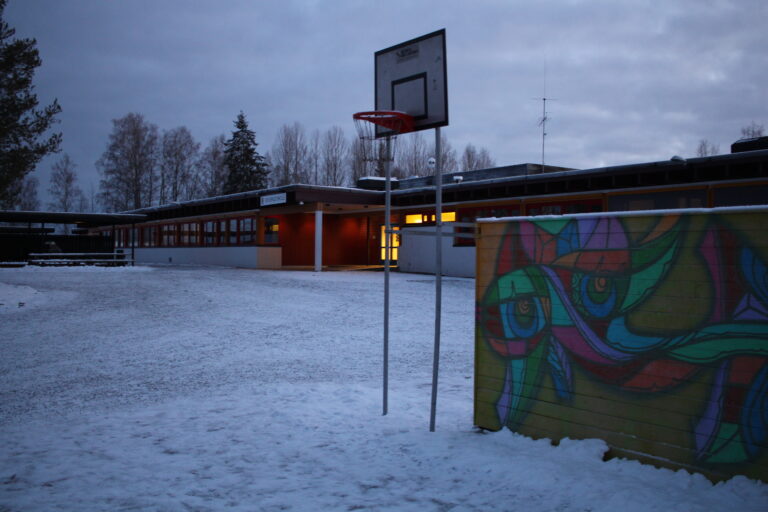 Brandval skole er en av barneskolene i kommunen som får penger til etablering av sykkelparkering.