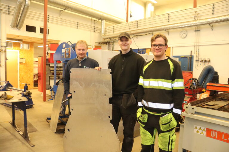 Kontaktlærer for VG2-elevene på industriteknologi, Tom Langbråten (t.v), sammen med Sebastian Høgli og Gunnar Roverudseter som har hovedansvaret for bunnpannen.