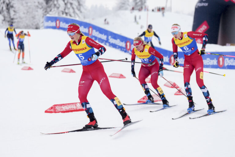 Milla Grosberghaugen Andreassen (t.v), Julie Bjervig og Maria Hatrz Melling under kvartfinalen i sprint NM på ski på Gjøvik.