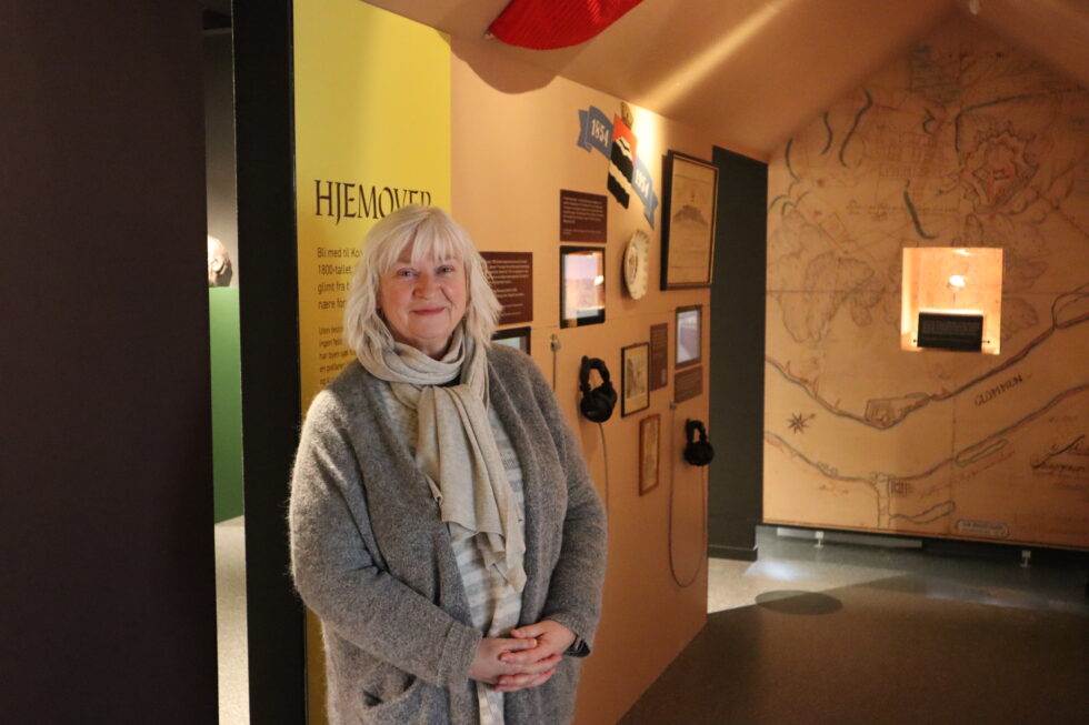 Museumsleder Ingun Aastebøl viser frem den nye utstillingen ved Kongsvinger museum.