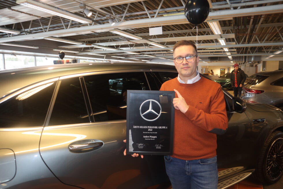 Daglig leder Lars Erik Fremming spanderte kake da salgssjef Anders Wangen kom tilbake til Kongsvinger Bilsenter med prisen som årets bilselger av Mercedes Benz i personbilklassen.