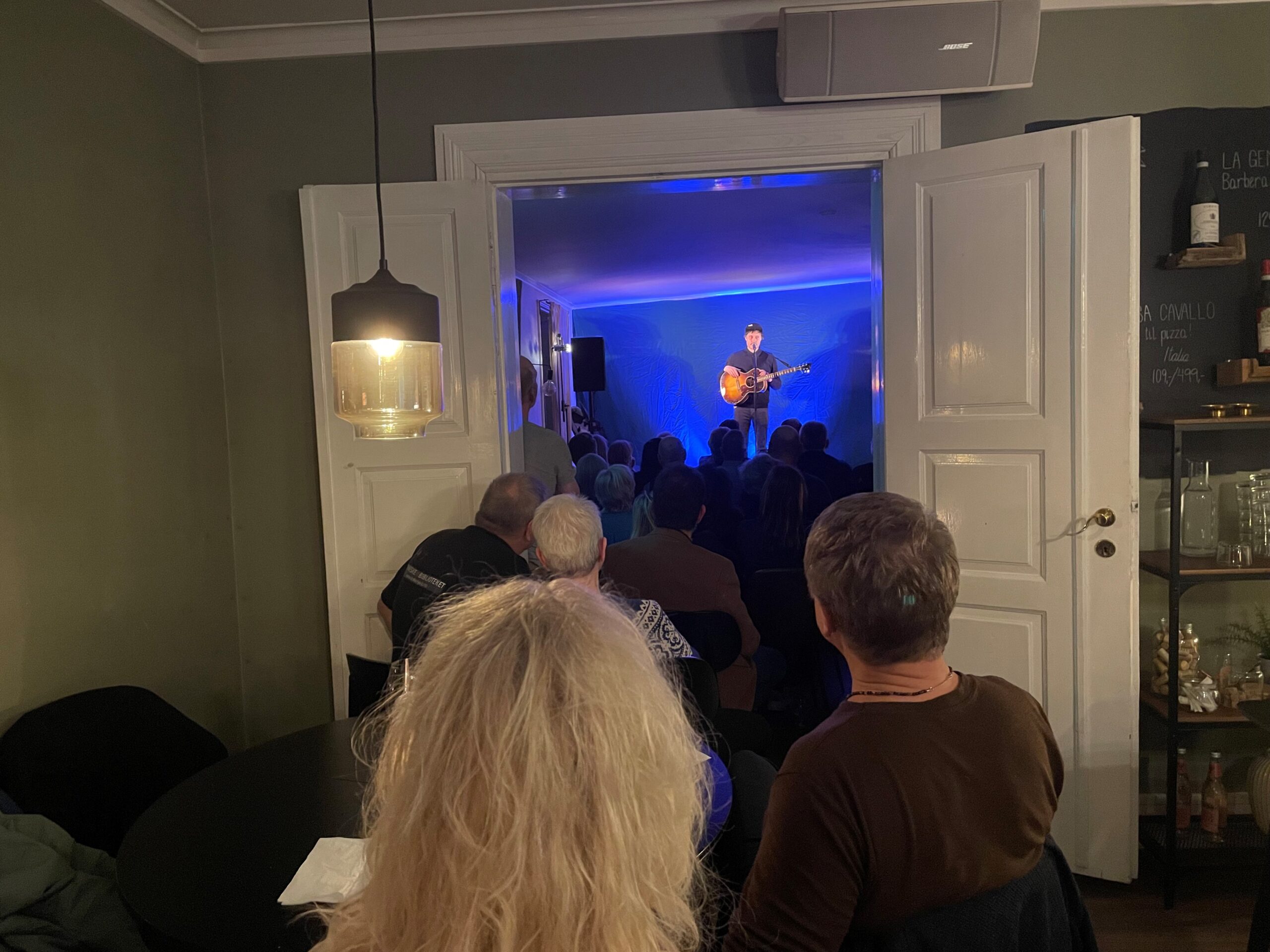 Kafé Bohem ble fylt til randen, og folk måtte sitte utenfor konsertrommet.