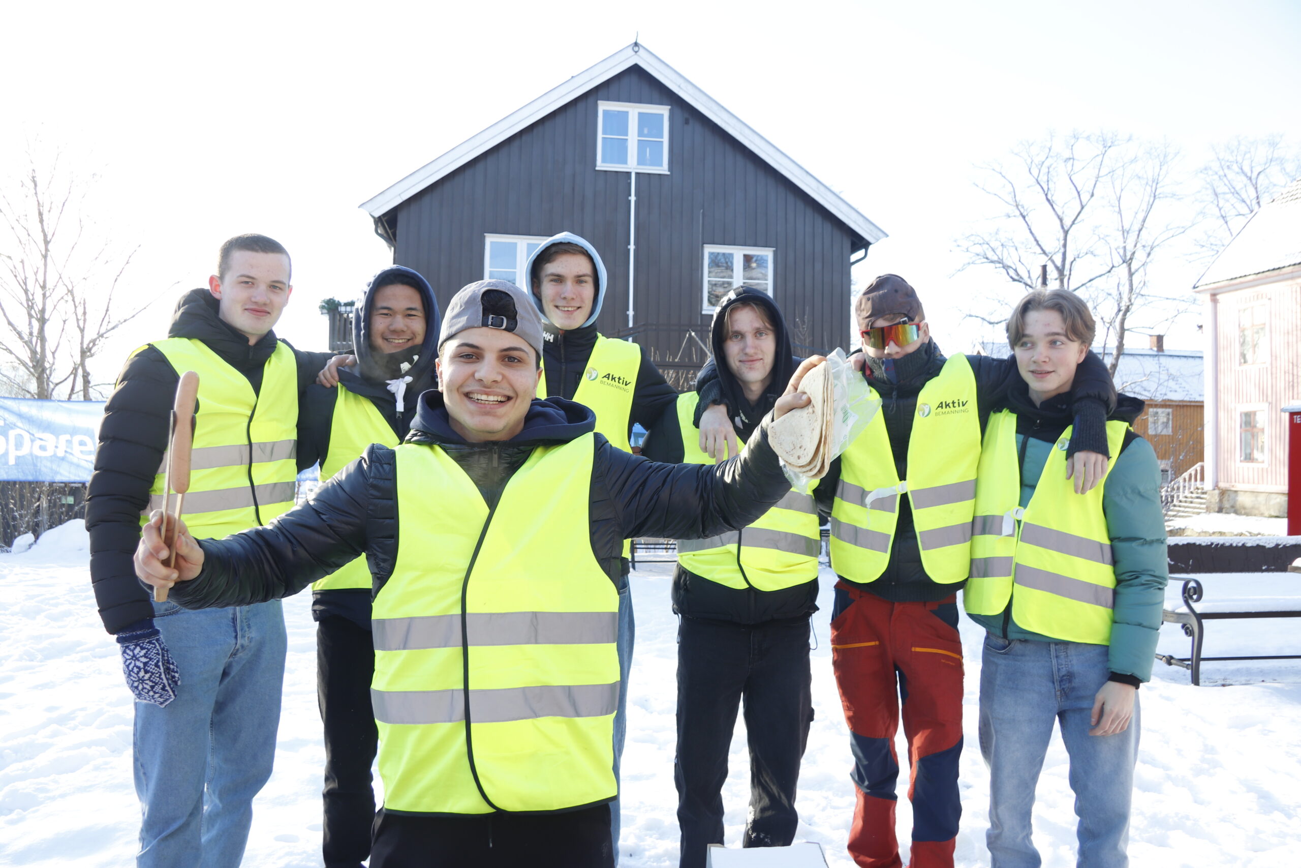 «Grillkongen» og hjelperne hans fra Mo Bamba.