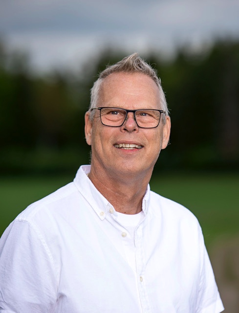 Kjetil Granli synger og spiller trommer i det svenske dansebandet Streaplers. Nå gir bandet ut ny singel der Granli synger på norsk.