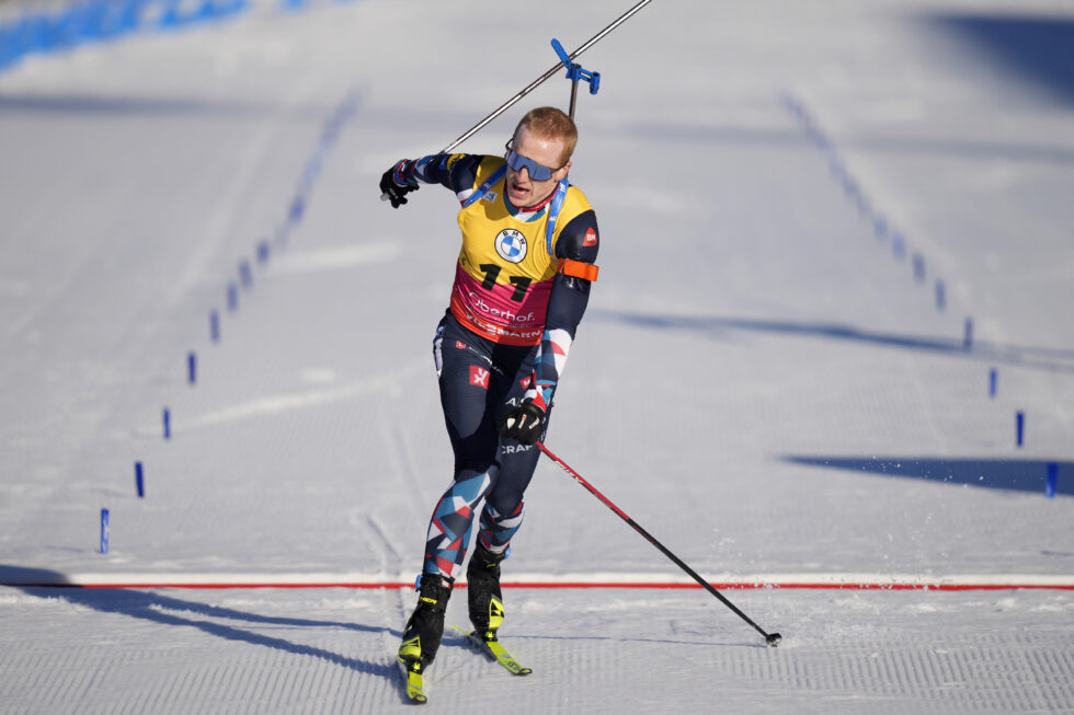 Johannes Thingnes Bø over linja i mennenes 20 kilometer i Oberhof.