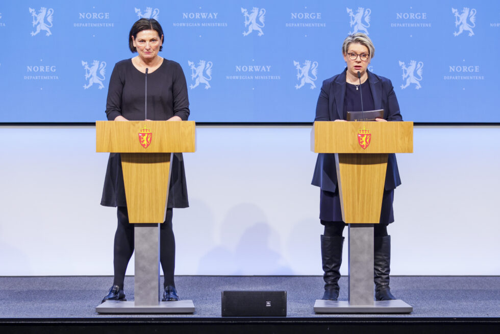 Imdi-direktør Libe Rieber-Mohn (t.v.) og arbeids- og inkluderingsminister Marte Mjøs Persen (Ap) holder pressekonferanse om hvor mange flyktninger kommunene vil bosette i 2023.