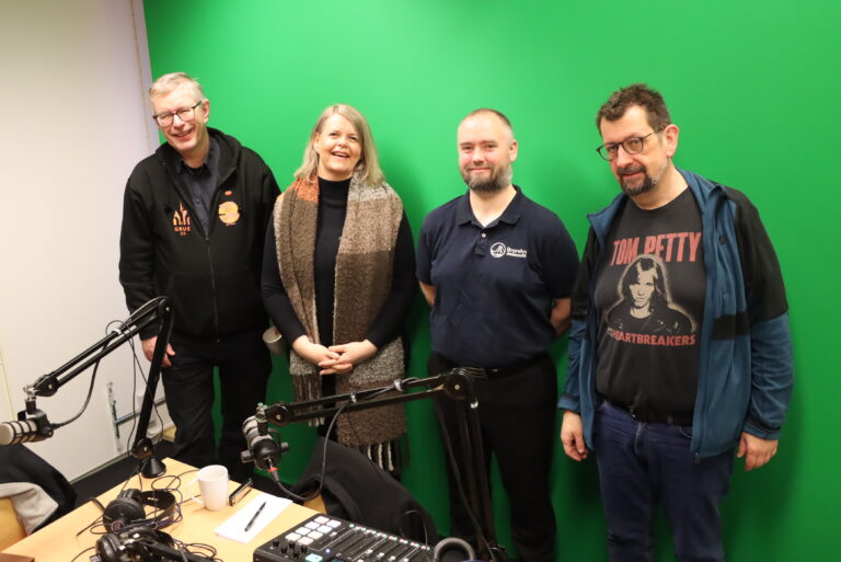 Demenskorleder Heidi Årbogen og dirigent i Brandval skolemusikk Kristian Steenberg på besøk hos Kulturstreif.