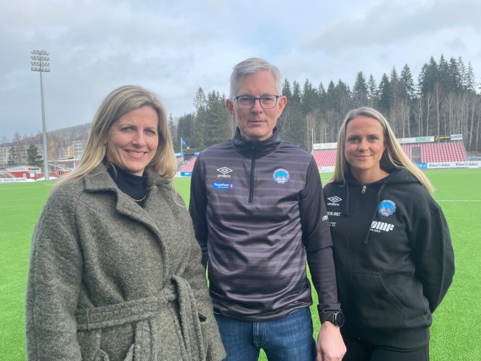 Mor til damespiller Amalie Aasvestad, Malin Østli (t.v.), daglig leder i KIL Fotball, Morten Aasvangen, og kaptein for damelaget Emma Lien Håpnes, ønsker seg et frivillig apparat rundt damelaget.