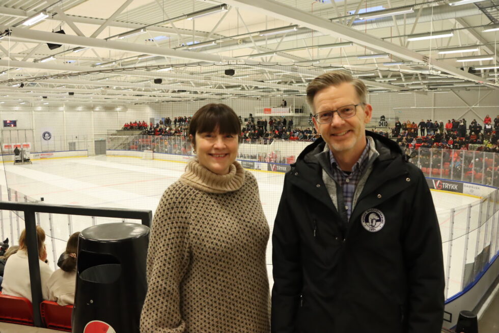 Hockeypresident Tage Pettersen tok turen til Kongsvinger da det var kronekamp i Kongshallen. Han delte og ut bestemannspriser sammen med ordfører Eli Wathne.