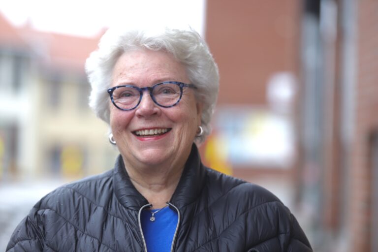 Kari Tove Amble Nærum jobber med å få på plass ny leder og nestleder til Kongsvinger Røde Kors i jubileumsåret.
