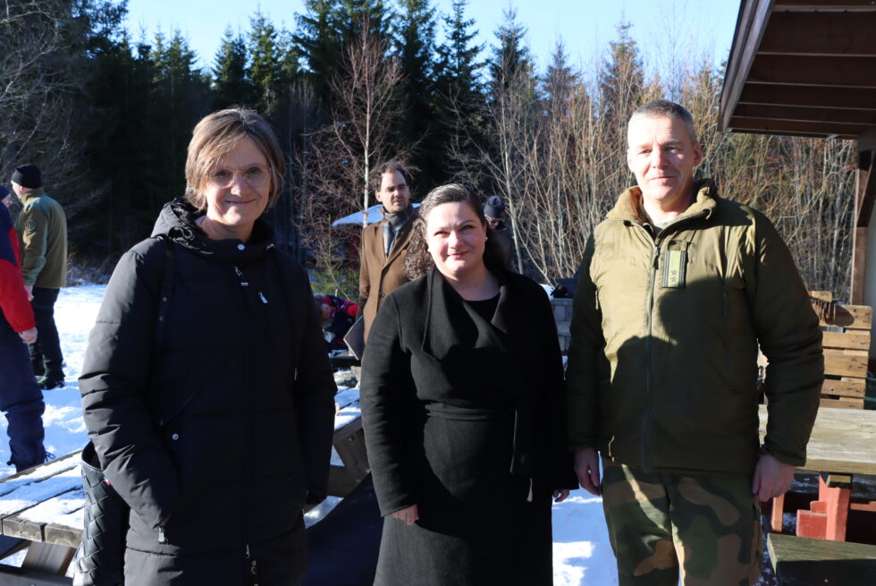 Barne- og familieminister Kjersti Toppe (Sp) på besøk på Forsvarets veteransenter i lag med Margrethe Haarr og Arnstein Hestnes.