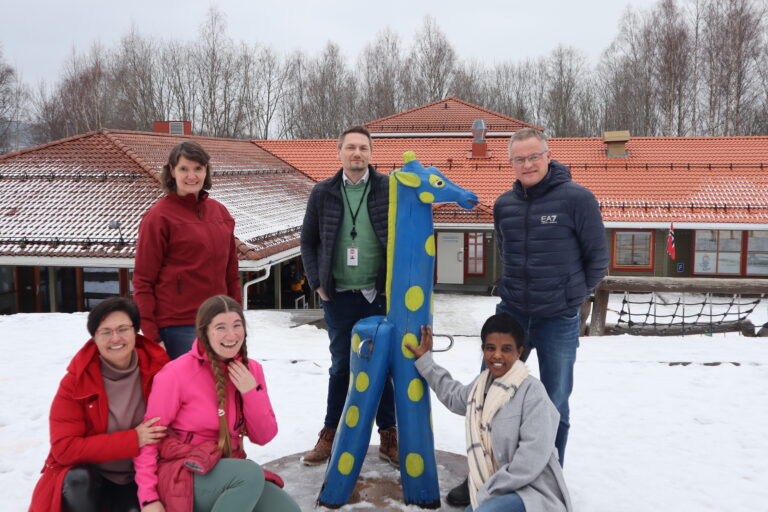 Bak f.v. Reidun Juvkam Løfsgaard, Lars Erik Løvberget og Roy Magne Bjørnerud <br>Foran f.v. Olha Holub, Nadiia Horokhova og Mhiret Abraham