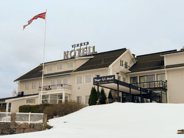 Det er store planer for Vinger Hotell, og det skaper reaksjoner at administrasjonen orienterte politikerne om dette i et lukket møte rett før eguleringsplanen som inkluderer Sentrumshotellet skulle behandles.