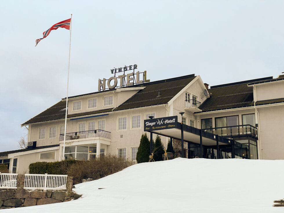 Det er store planer for Vinger Hotell, og det skaper reaksjoner at administrasjonen orienterte politikerne om dette i et lukket møte rett før eguleringsplanen som inkluderer Sentrumshotellet skulle behandles.