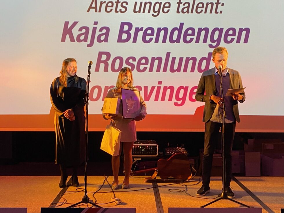Kajal Brendengen Rosenlund mottok prisen som rets unge talent på Indre Østland fotballkrets sin fotballgalla på Hamar