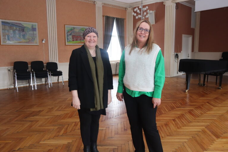 Lillian Syversen, kirkeverge og Heidi Pettersen, diakon i Den Norske Kirke Kongsvinger åpner opp Herdahlssalen som ny møteplass for barn og mødre.