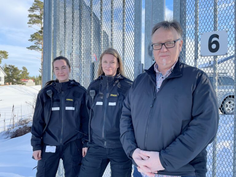 Fengselsbetjentene Julie Sigvartsen (t.v.) og Linda Kyrksjö, og avdelingsleder Trond Nerhagen startet i sine dager som sommervikar, og oppfordrer folk til å søke.