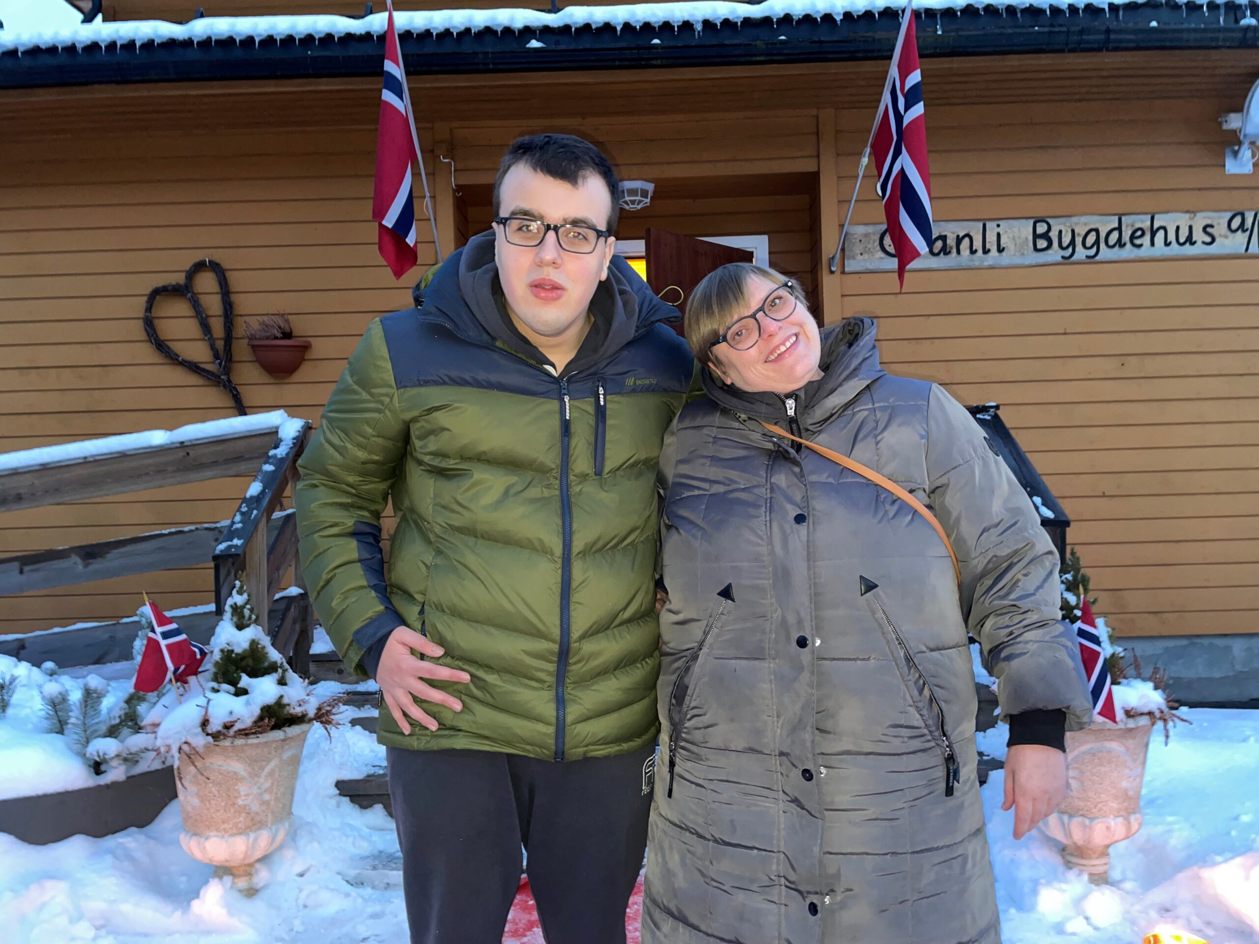 Milovan Vranes og May-Britt Løvaas syntes det var stas med flagg, fakler, og rød løper.