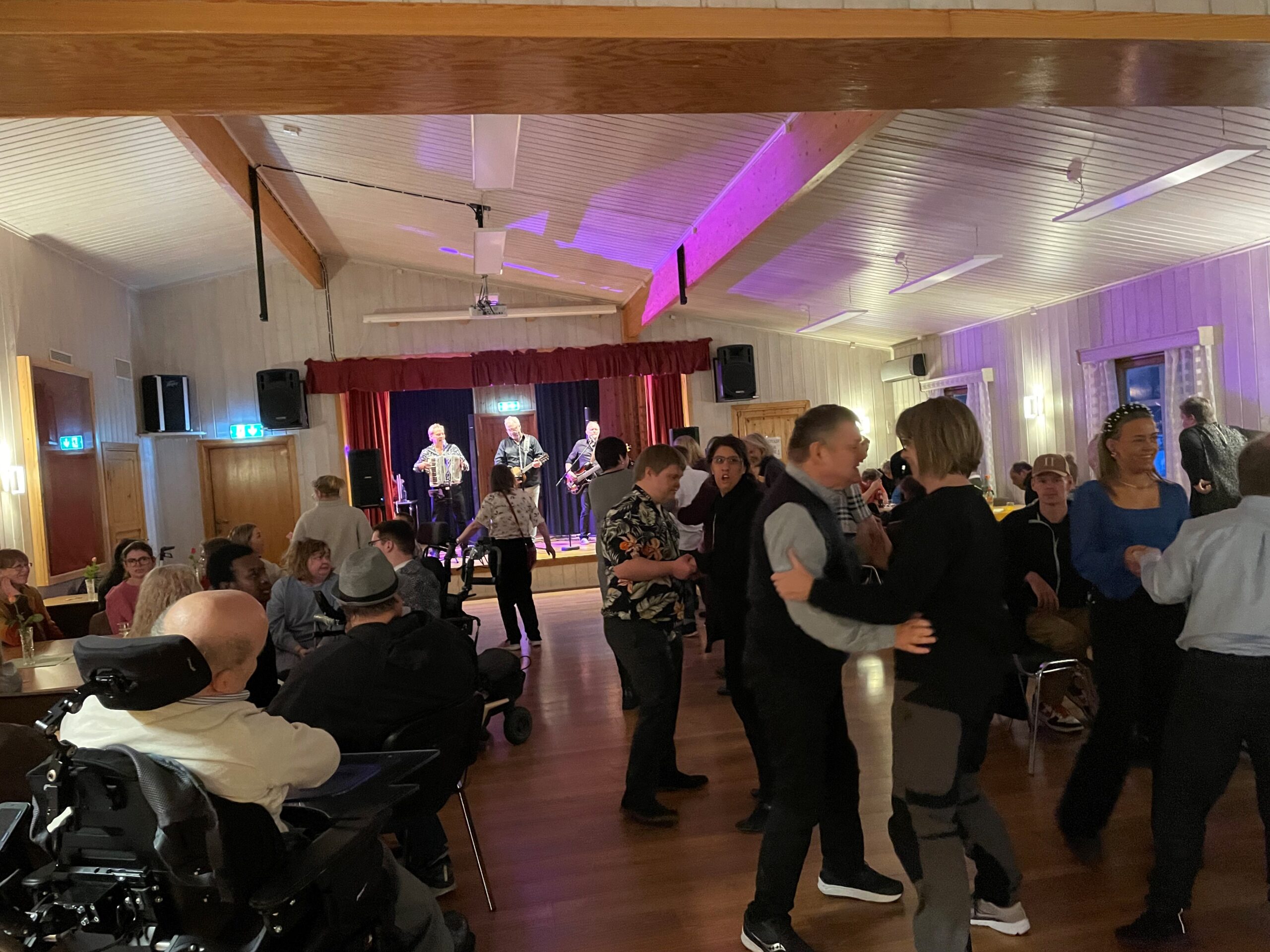 Det tok ikke lange tiden før dansegulvet nærmest var fullt av danseglade mennesker.