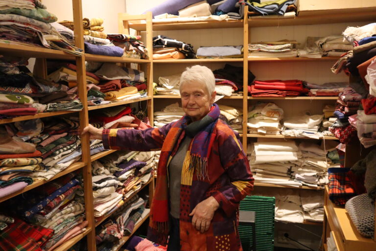 Anne Hagen viser frem litt av hvor mye de har fått fra Kongsvingers innbyggere.