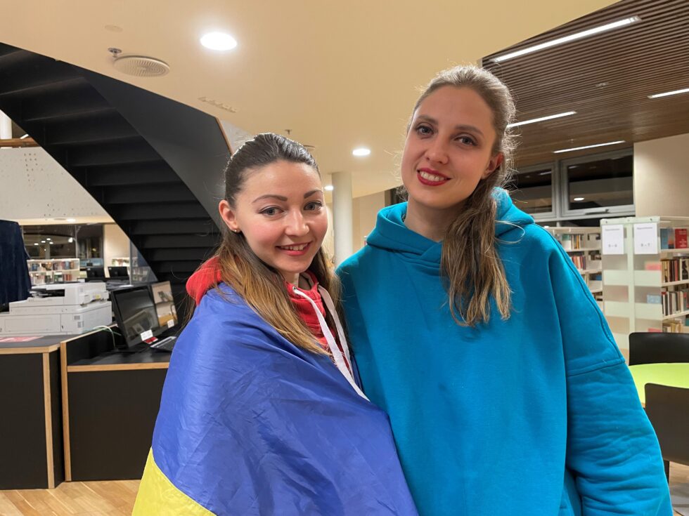 Ukrainske Alina Slavinska (t.v.) og Olga Etkalo viste frem et kulturelt innslag for de som møtte opp.
