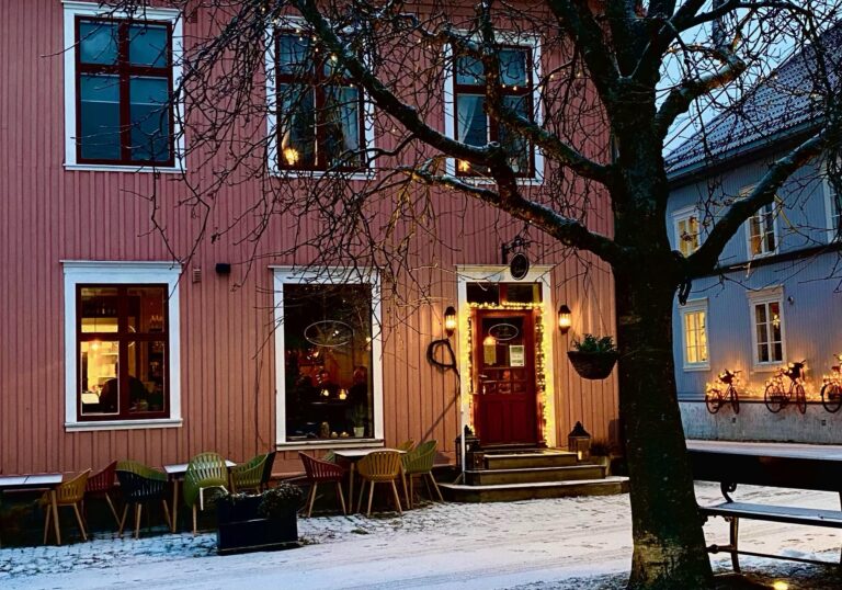 Birgitte Ovlien er en av tre lokale artister som opptrer på Kafe Bohem onsdag kveld.