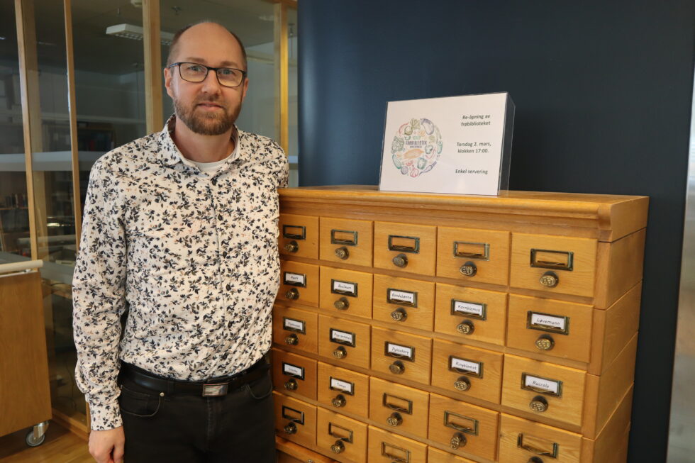 Per Ness Grøtterud, biblioteksjef i Kongsvinger, åpner frøbiblioteket for sesongen i morgen torsdag.