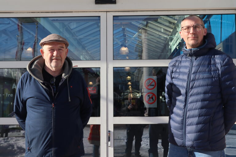 Johnny Fjeld og Karl Martin Amundsen i Vinger Blues & rock club er klare med programmet for Markensblues i gågata.