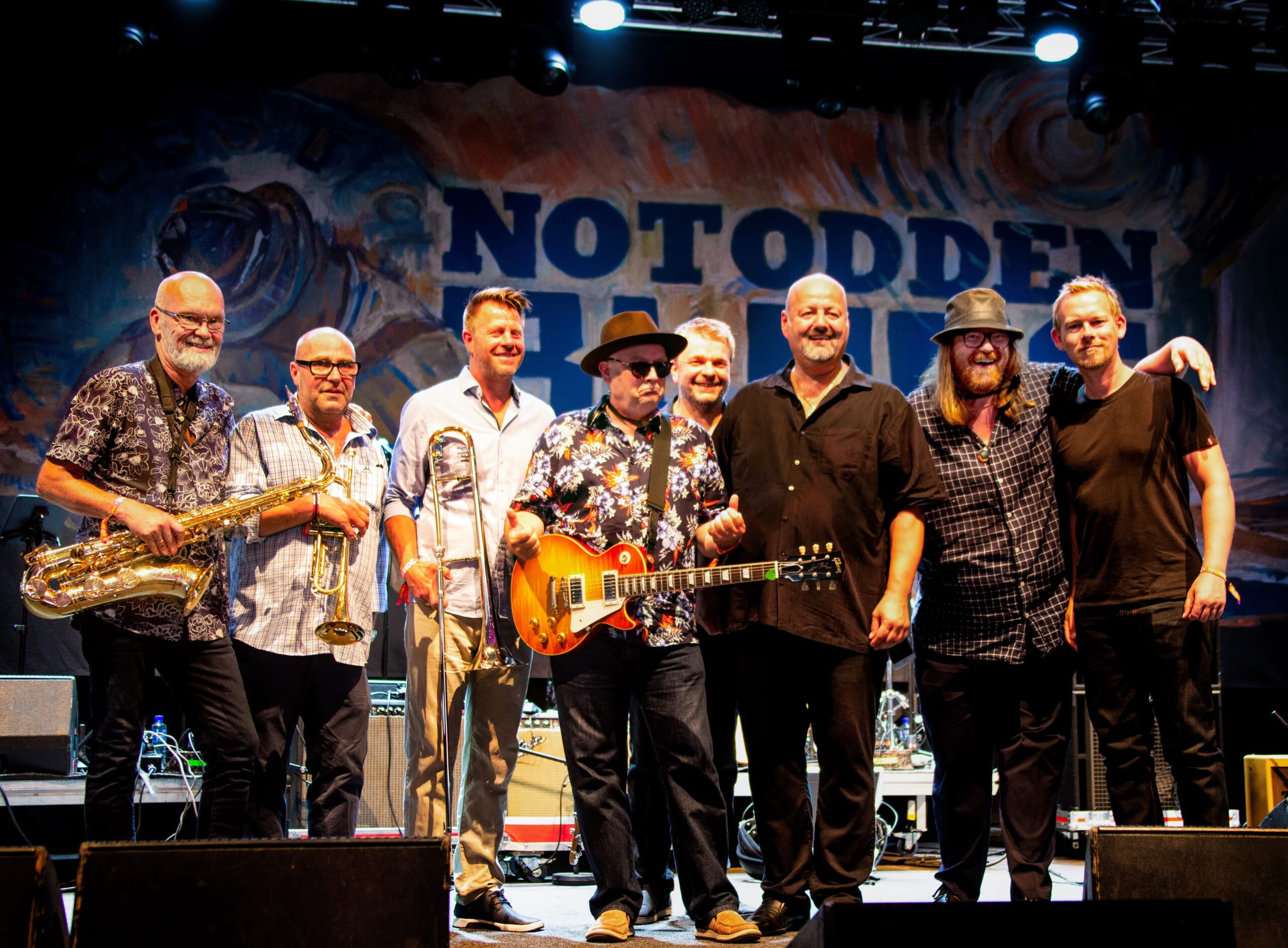 JT Lauritsen & The Buckshot Hunters stiller med full blåserekke.