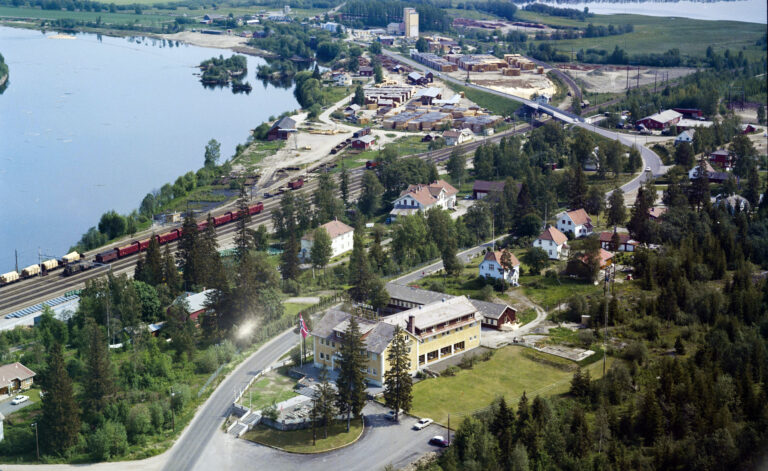 Flyfoto som viser Vinger hotell i 1961. Bak hotellet ligger en stor brakke som i 1970 ble til motell. Hele området tilhørte i sin tid gården Nor Vestre, som under Arne Lunderbye skiftet navn til Lunderbye-Nor.