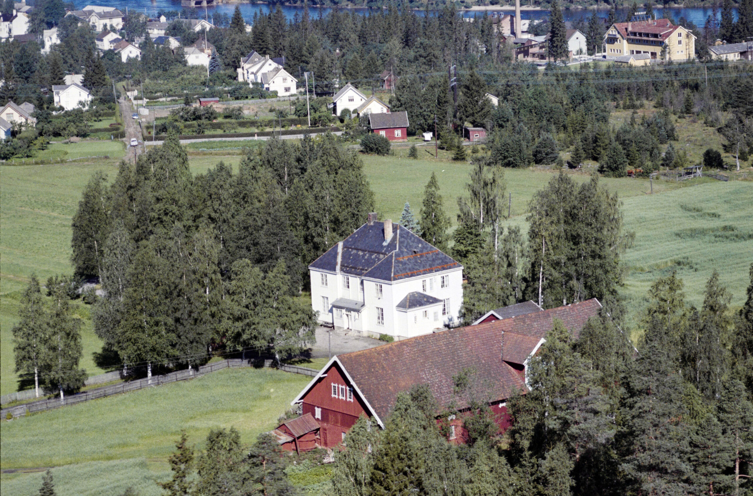 I dette huset vokste Åse Marie Korvald opp. Bak ligger Nordsjordet og Vinger hotell. Da Vinger kommunelokale ble bygget i 1922 var det fylkesgartner Oddvar Lund som bodde her. Han solgte denne delen av gården Nor som i øst grenser mot Kongevegen til Frantz Oscar Nilsen