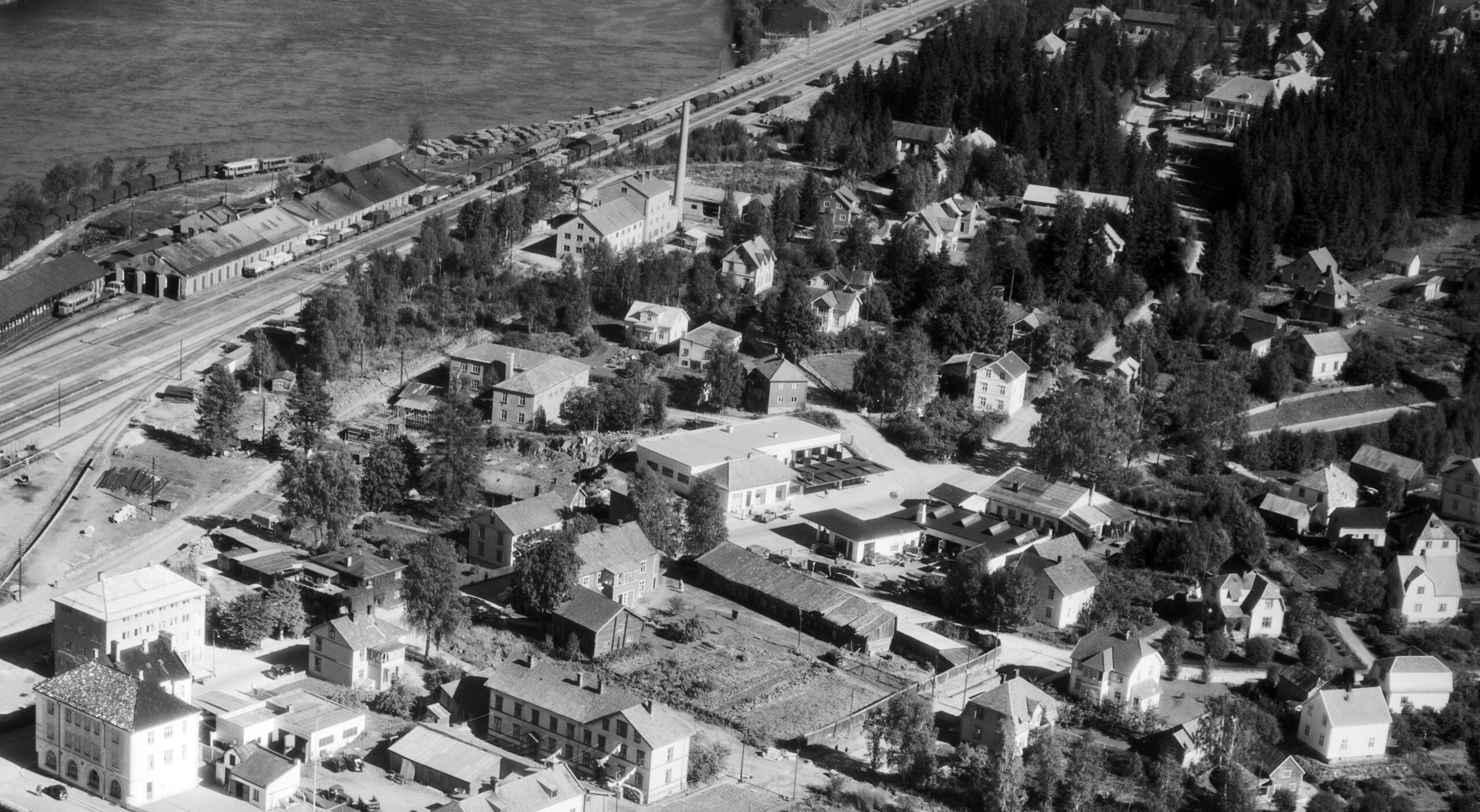 Det har skjedd mye på Stasjonssiden gjennom100 år. På dette flyfotoet fra 1950 ser du det gamle kommunehuset i Norskogen oppe til høyre.