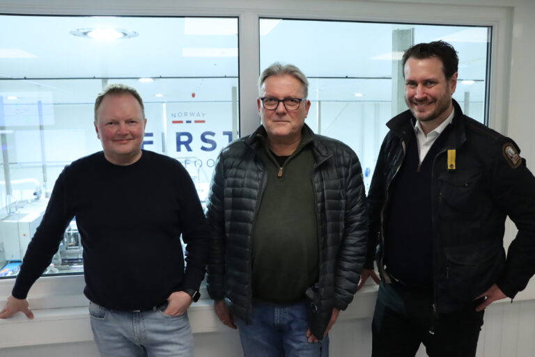 Partner i First Seafood Roy Olsen (t.v.), fikk besøk av Kongsvingers lokale vararepresentant på Stortinget, Johan Aas, i tillegg til stortingsrepresentant Helge Andre Njåstad. Begge fra Frp.