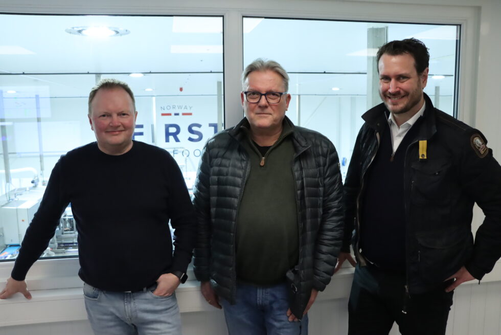 Partner i First Seafood Roy Olsen (t.v.), fikk besøk av Kongsvingers lokale vararepresentant på Stortinget, Johan Aas, i tillegg til stortingsrepresentant Helge Andre Njåstad. Begge fra Frp.