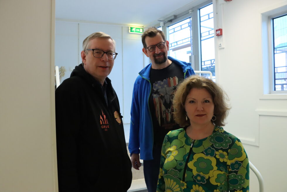 Eva Vermundsberget er i studio med Lars Ovlien og Øivind Roos.