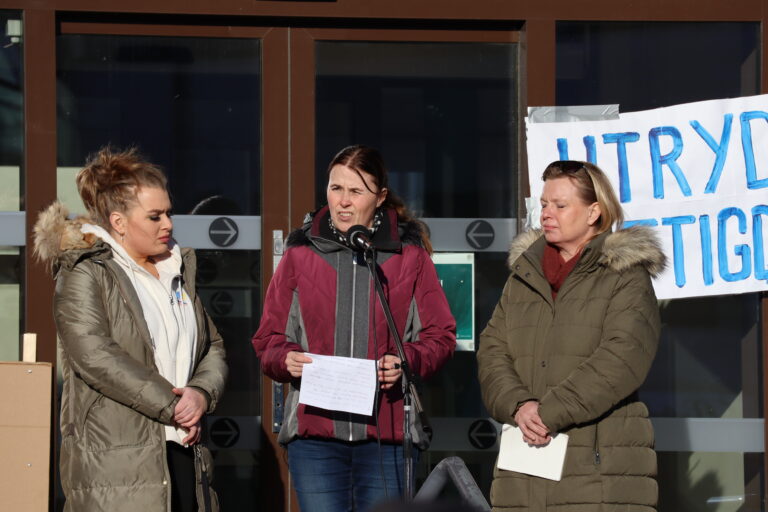 Frida Maria Lundberg og Pia Gundersen hadde mobilisert mange til å vise sin støtte for Nødhjelpa butikken i Kongsvinger.