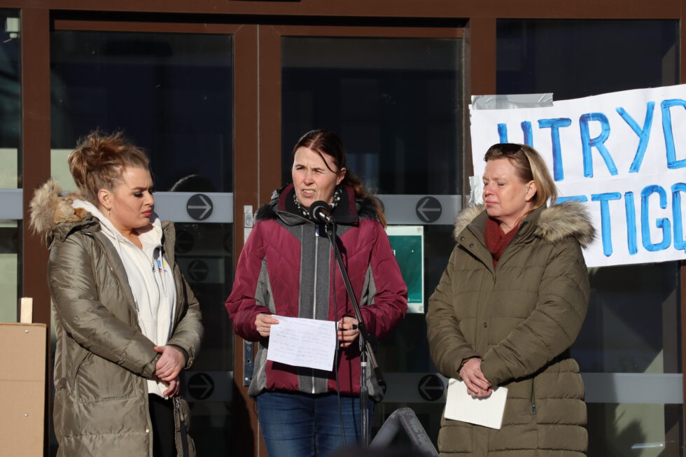 Frida Maria Lundberg og Pia Gundersen hadde mobilisert mange til å vise sin støtte for Nødhjelpa butikken i Kongsvinger.