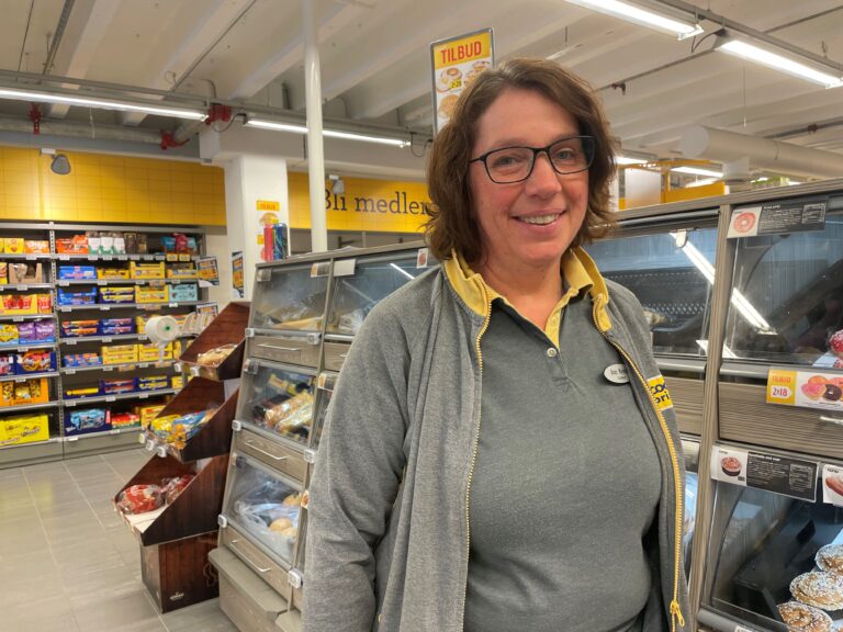 Butikksjef Ann Kristin Vangen smiler for økt omsetning.